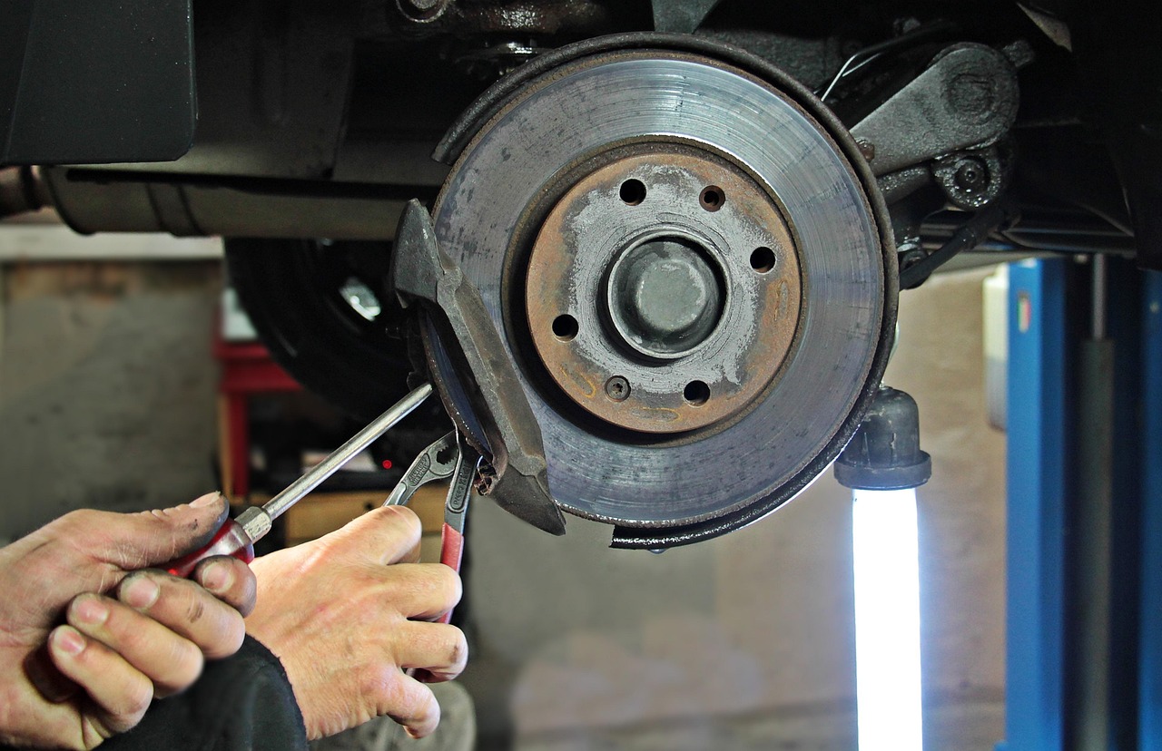 Mechanik pri práci v autoservise